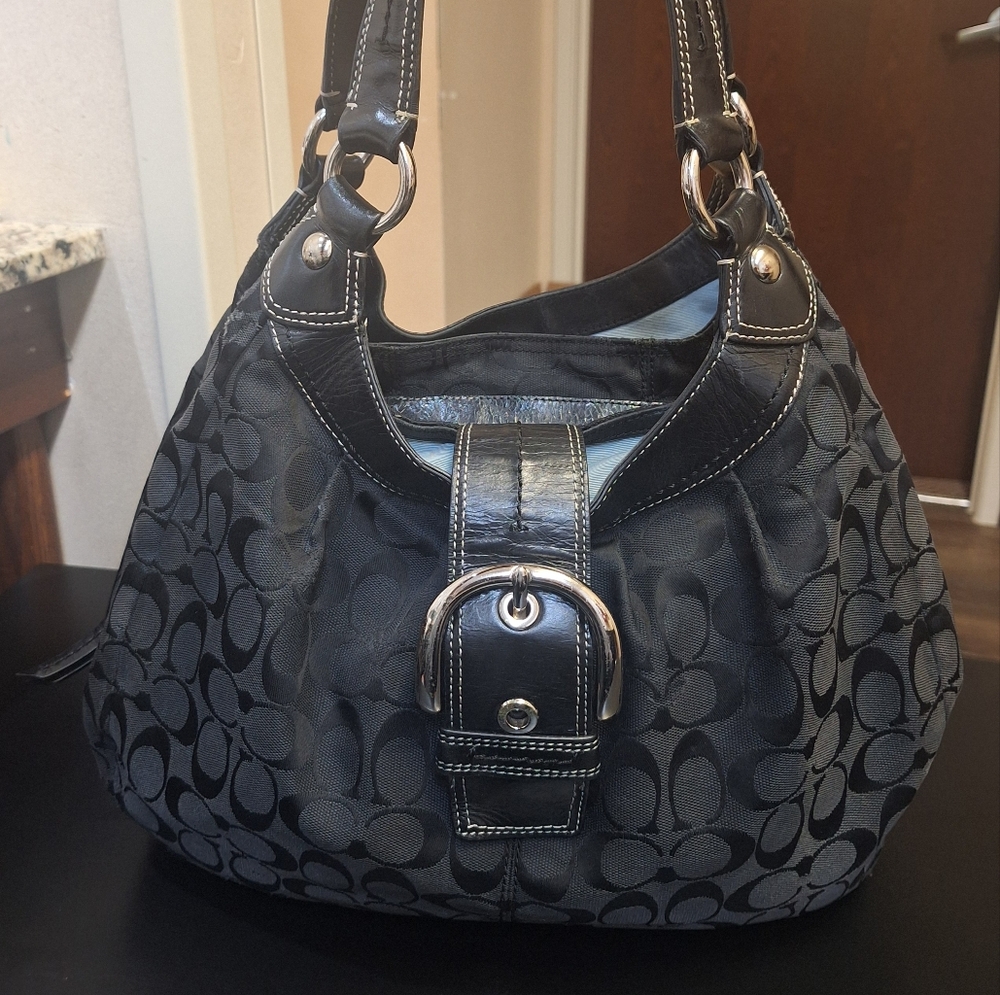 COACH (F15083)Signature SOHO LYNN HOBO Lrg - Black